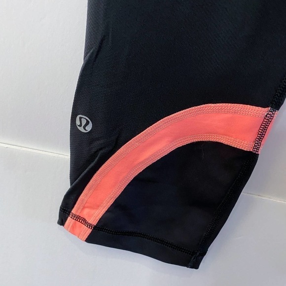 Lululemon Black Pink Capri running Legging back Pocket Size 6 - Picture 4 of 6